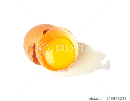 Broken Egg Isolated, Raw Yolk and White,の写真素材 [106998231