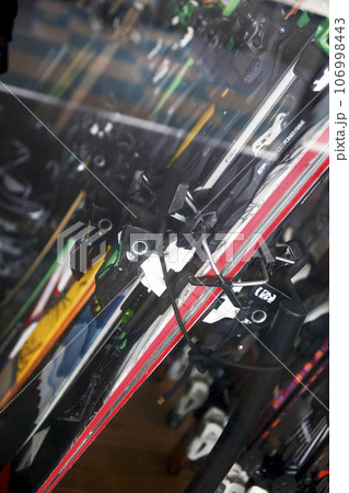 冬本番を待つレンタルスキー板 106998443