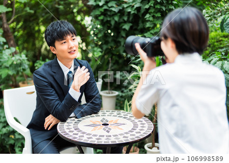 男性のプロフィール撮影をする女性出張カメラマン 106998589