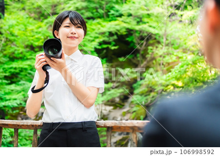 男性のプロフィール撮影をする女性出張カメラマン 106998592