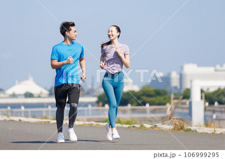 ジョギングをする男女 ジョギングをする男女 106999295