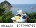 子供靴と海 106999745