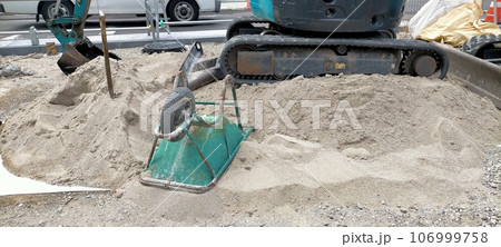工事現場の重機と運搬 一輪車 工事現場の重機と運搬 一輪車 106999758