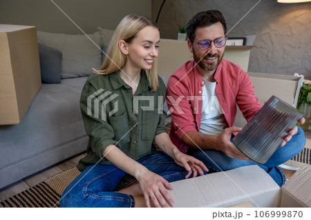 Wife and husband preparing for the move to a new house 106999870