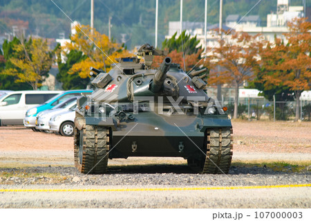 駐車中の陸上自衛隊74式戦車 107000003