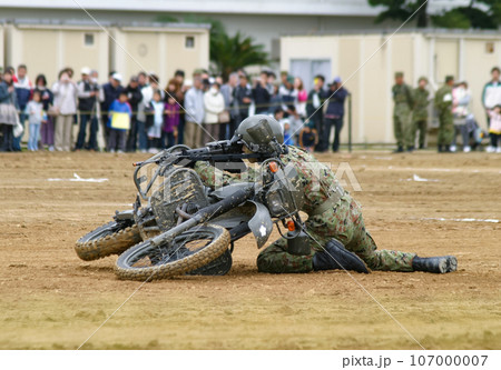 オートバイを盾に射撃する陸上自衛隊の偵察隊員 オートバイを盾に射撃する陸上自衛隊の偵察隊員 107000007