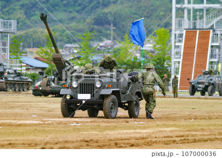 訓練展示に参加する陸上自衛隊の小型トラック 107000036