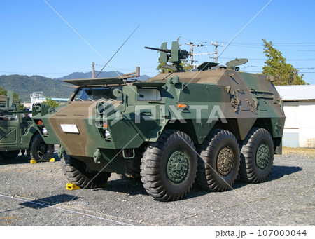 展示される陸上自衛隊の82式指揮通信車 107000044