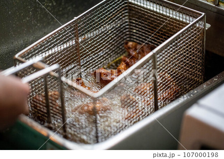 業務用フライヤーで鶏の唐揚げを揚げる 107000198