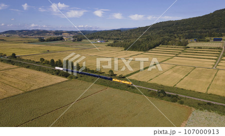 秋の宗谷本線を行くTHE ROYAL EXPRESS 107000913