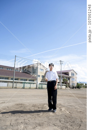 学校の校庭でボールを持つ男子中学生 107001248