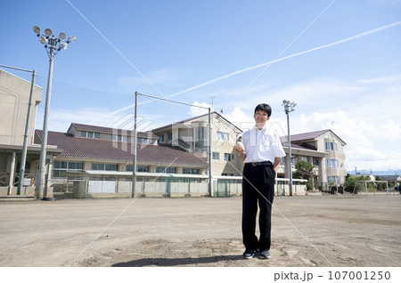 学校の校庭でボールを持つ男子中学生 学校の校庭でボールを持つ男子中学生 107001250