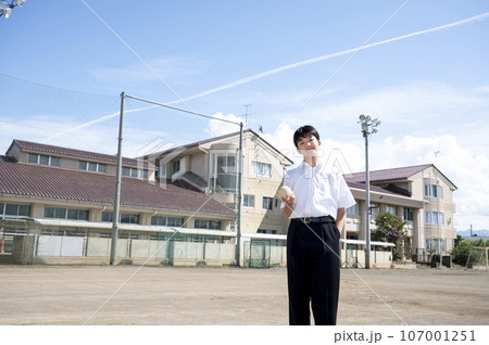 学校の校庭でボールを持つ男子中学生 学校の校庭でボールを持つ男子中学生 107001251