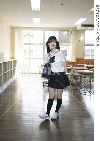放課後の学校の教室にいる女子中学生 放課後の学校の教室にいる女子中学生 107001298