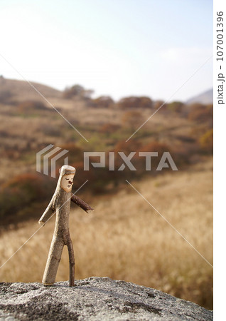 秋の風景、秋の草原と歩いている木の精霊、長野県霧が峰 107001396