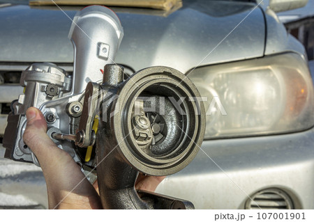 turbine for an automobile engine in the hands of an auto mechanic 107001901