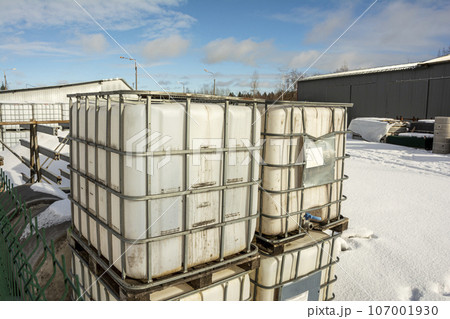 plastic cubic water container protected by a metal grid 107001930