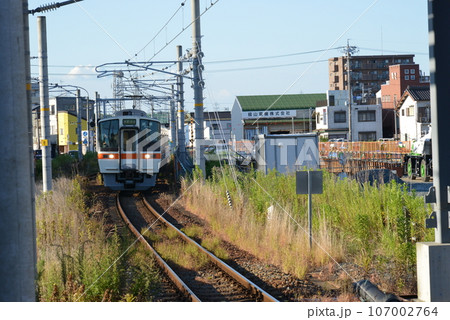 武豊線　半田駅に向かう311系 107002764