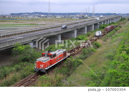 長閑な高速道路を走る自動車と並走する仙台臨海DE65-1号機牽引の貨物列車_2023/5/20撮影 107003304