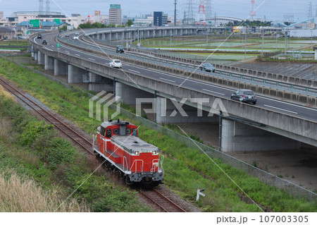 長閑な高速道路を走る自動車と並走する仙台臨海DE65-1号機牽引の貨物列車_2023/5/20撮影 107003305