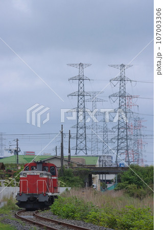 高圧鉄塔群を背に走り去る仙台臨海鉄道DE65-2号機牽引の貨物列車_2023/5/20撮影 107003306