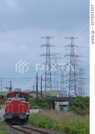 高圧鉄塔群を背に走り去る仙台臨海鉄道DE65-2号機牽引の貨物列車_2023/5/20撮影 107003307