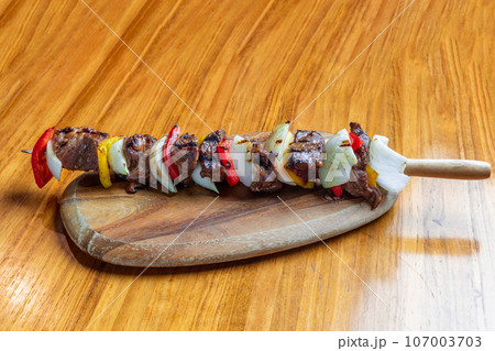 ハワイアン風のバーベキュー串焼き 107003703