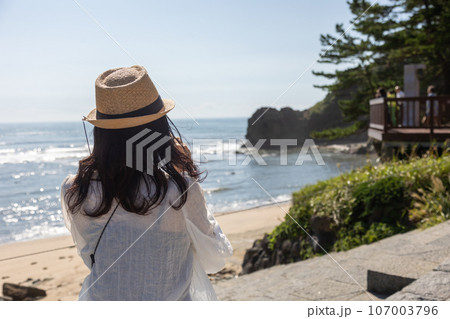 鵜の岬を眺める女性 107003796