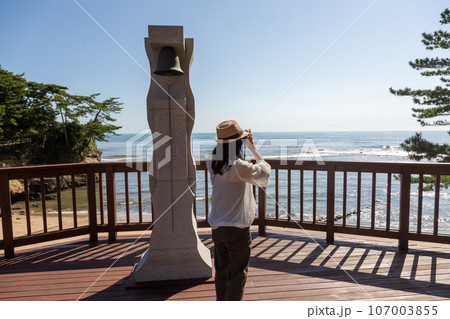 鵜の岬　展望デッキから海を眺める女性 107003855