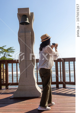 鵜の岬 展望デッキから海を眺める女性 鵜の岬 展望デッキから海を眺める女性 107003857