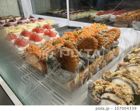 ケーキの陳列 107004339