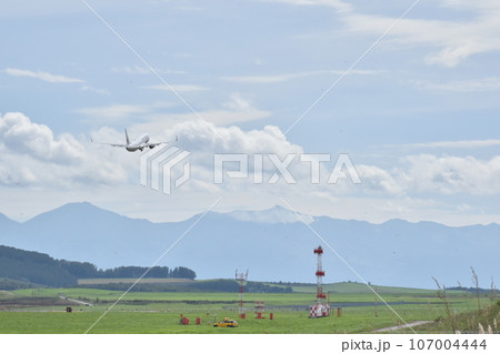 離陸した飛行機 107004444