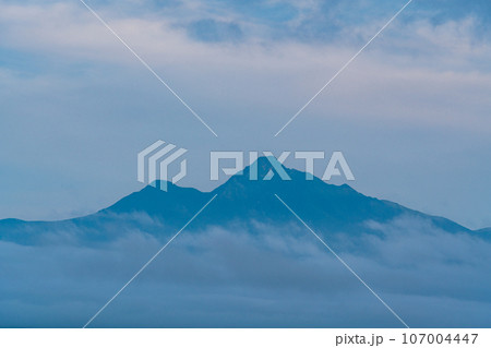 （北海道斜里町）斜里岳　夕景 107004447