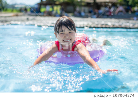 自然の河川プールで水遊びをする女の子 自然の河川プールで水遊びをする女の子 107004574