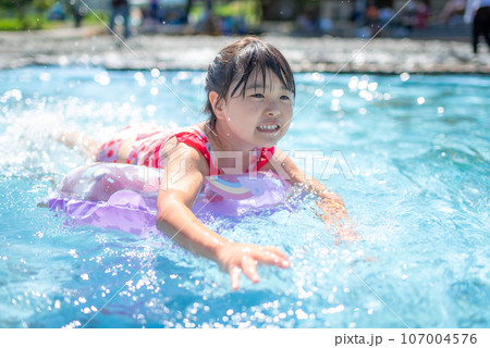 自然の河川プールで水遊びをする女の子 自然の河川プールで水遊びをする女の子 107004576