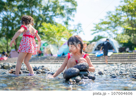 自然の河川プールで水遊びをする姉妹 自然の河川プールで水遊びをする姉妹 107004606