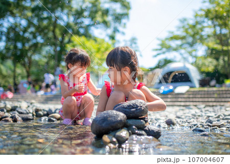 自然の河川プールで水遊びをする姉妹 自然の河川プールで水遊びをする姉妹 107004607