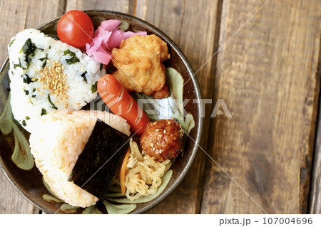 鮭おにぎりとワカメおにぎりのワンプレートごはん 鮭おにぎりとワカメおにぎりのワンプレートごはん 107004696