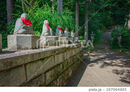 【常楽寺】石造六地蔵と参道 107004805