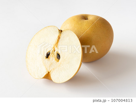 梨　半分にカットした豊水梨　果物　フルーツ　豊水 107004813