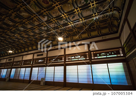 福井 永平寺・傘松閣の芸術的な天井絵と美しい障子の写真素材 
