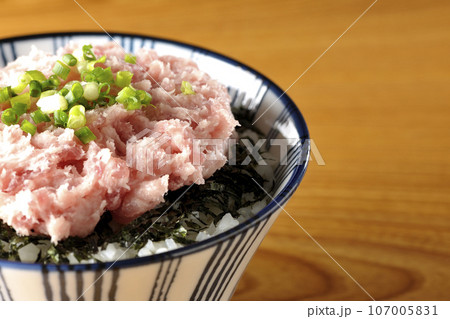 刻み海苔とネギトロの丼ぶり 刻み海苔とネギトロの丼ぶり 107005831