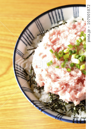 刻み海苔とネギトロの丼ぶりを俯瞰で撮影 刻み海苔とネギトロの丼ぶりを俯瞰で撮影 107005872