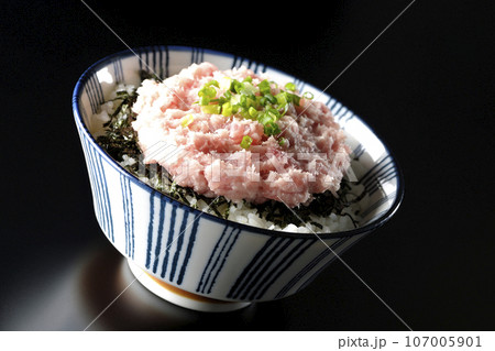 刻み海苔とネギトロの丼ぶりを黒背景で撮影 刻み海苔とネギトロの丼ぶりを黒背景で撮影 107005901