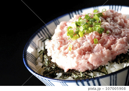 刻み海苔とネギトロの丼ぶりを黒背景で撮影 107005908