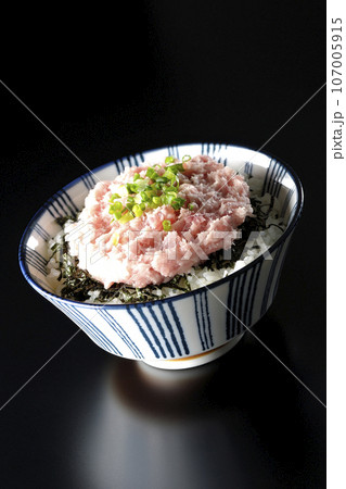 刻み海苔とネギトロの丼ぶりを黒背景で撮影 刻み海苔とネギトロの丼ぶりを黒背景で撮影 107005915