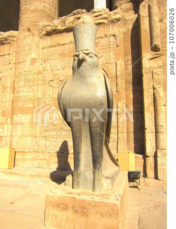 エジプト、エドフ神殿のホルス神 107006026