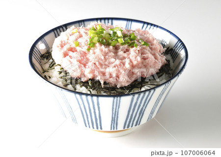 刻み海苔とネギトロの丼ぶりを白背景で単品撮影 刻み海苔とネギトロの丼ぶりを白背景で単品撮影 107006064