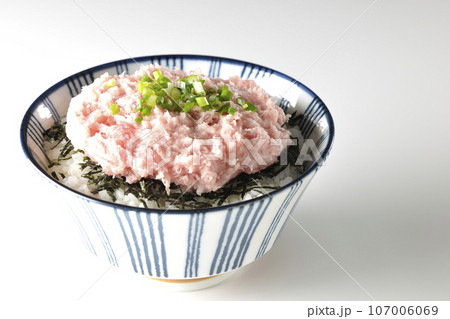 刻み海苔とネギトロの丼ぶりを白背景で単品撮影 107006069