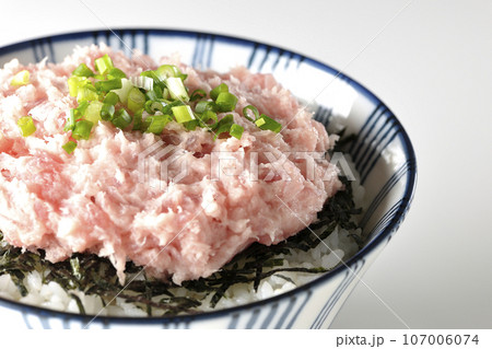 刻み海苔とネギトロの丼ぶりを白背景で単品撮影 刻み海苔とネギトロの丼ぶりを白背景で単品撮影 107006074